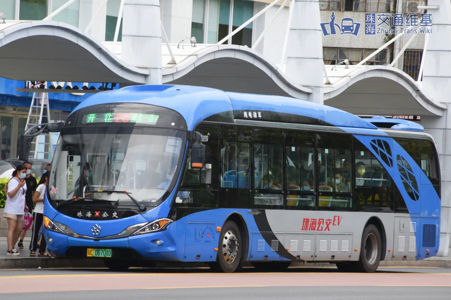 【爆料】珠海10路公交车被限老式车站“削顶”